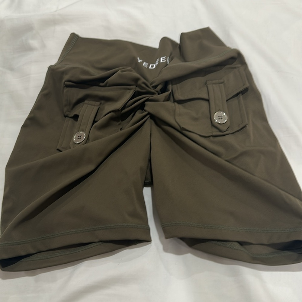 Yeoreo Shorts with Pockets - Olive Green - large- For Running & Yoga - Picture 5 of 9